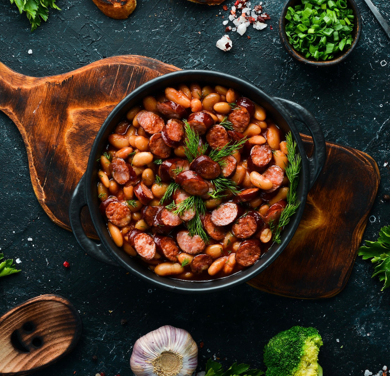 Gebackene Chilibohnen mit gebratenen Würstchen und Dill