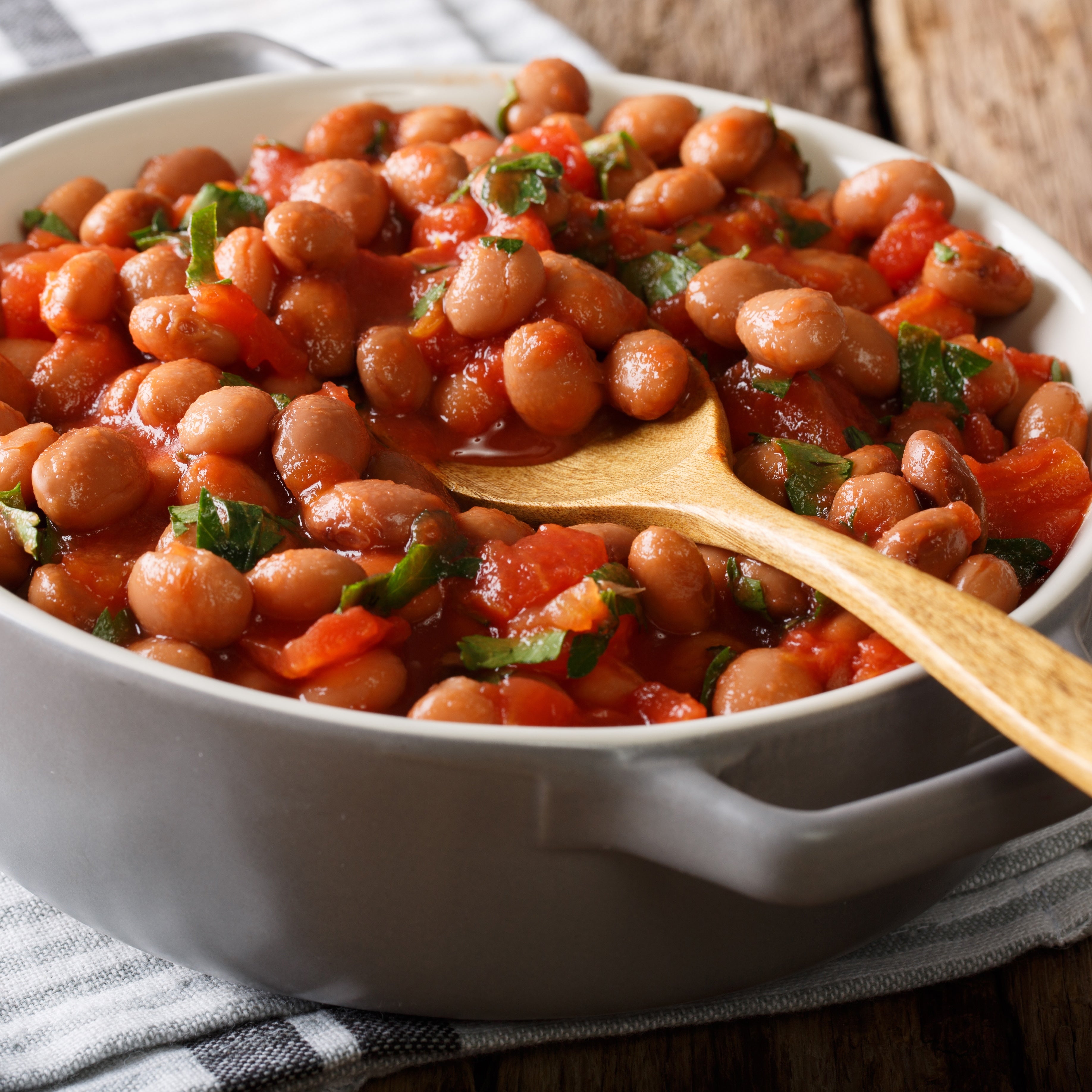 Gebackene Chilibohnen mit frischen Kräutern